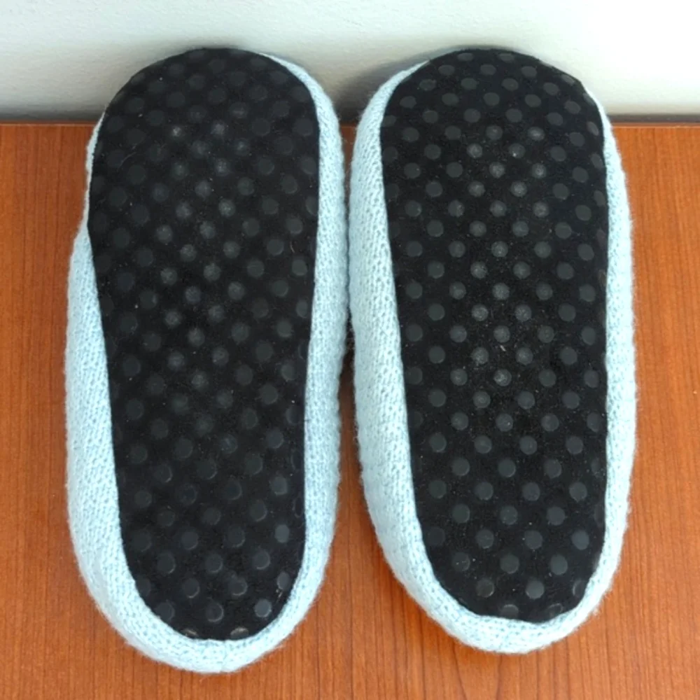 LIKE NEW The Disney Store Girls Blue Knit Frozen Elsa Slippers Size 2/3